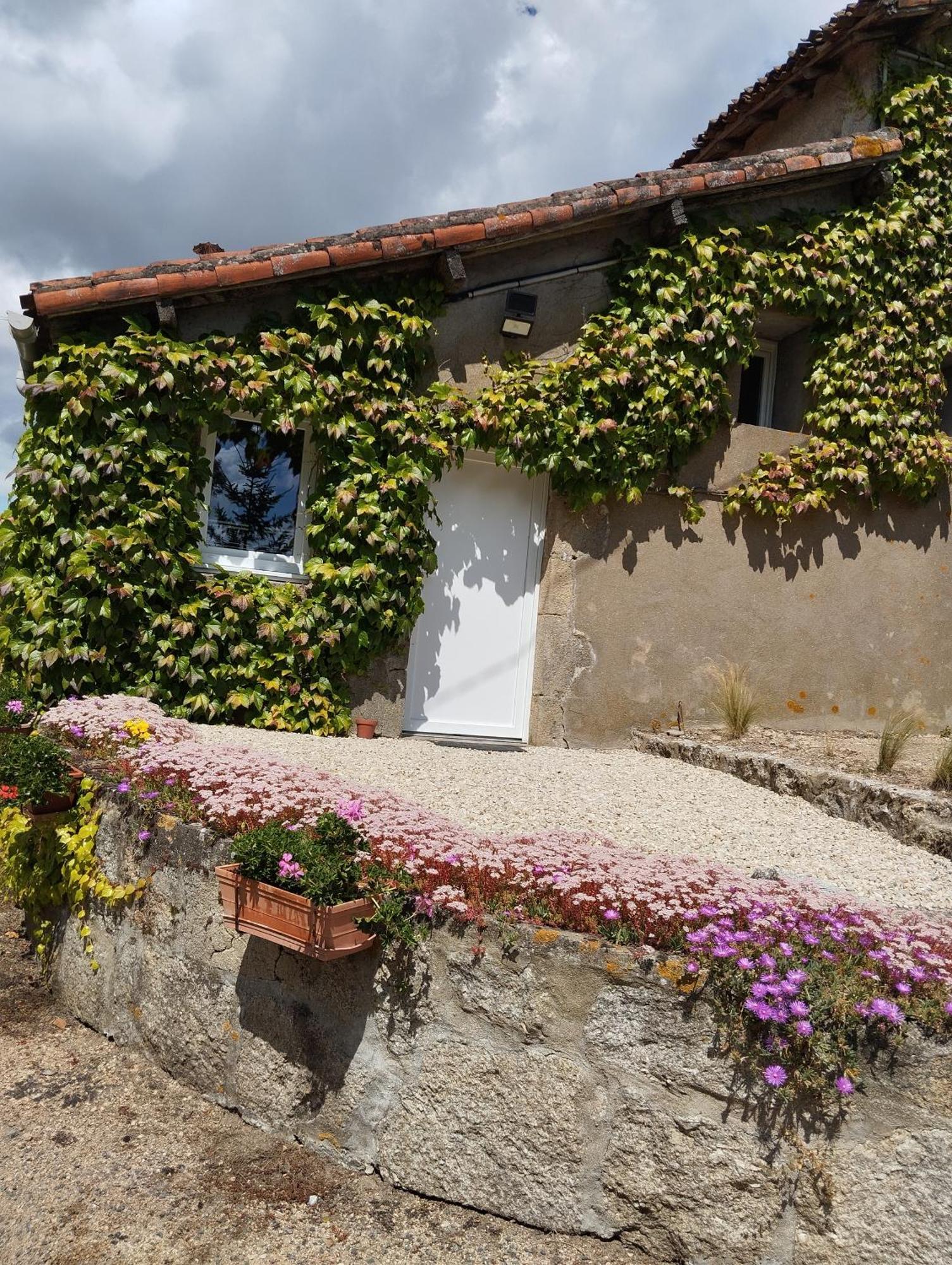 Maison Au Calme Avec Vue Etang Clesse  Luaran gambar